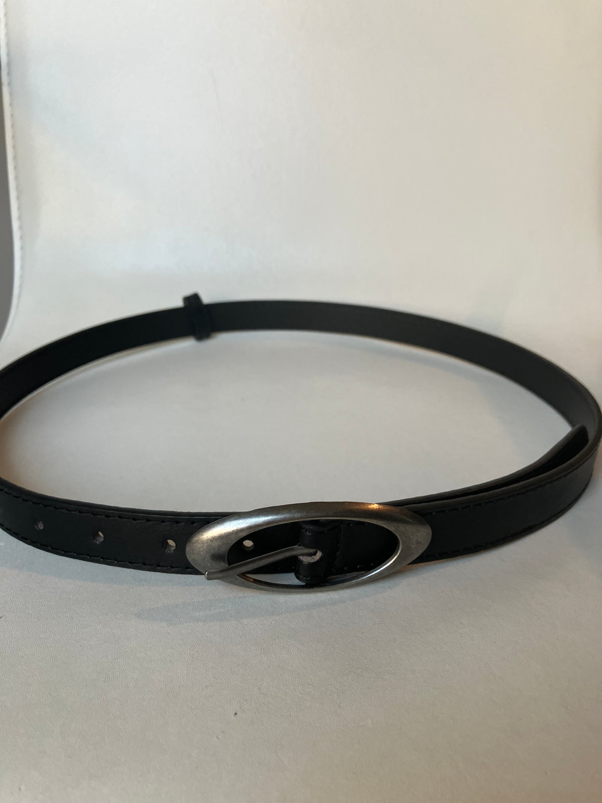 Black oval buckle belt